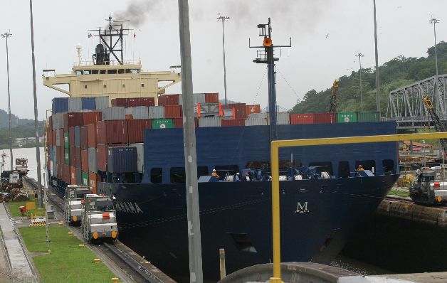Canal de Panamá mejora aportes al Tesoro en 2016
