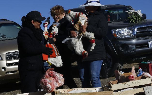 Se aprovecha para presentar las ofrendas. Bolivia inicia el mes de ofrendas a 'Pachamama' con varios rituales