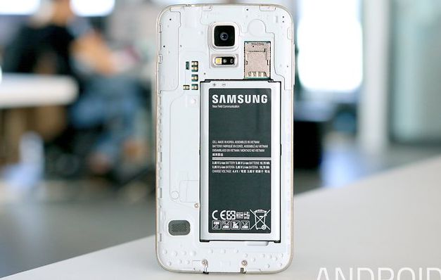 Ahorrar algo de dinero con baterías que potencialmente pueden dañar tu dispositivo, al final sale caro. No es una buena opción usar las copiadas. Encuentran una falla que vuelve indefensos a los usuarios de los Android