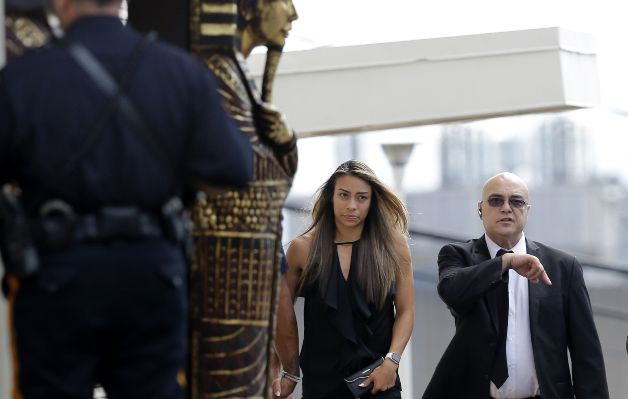 Famosos y demás amigos de Bobbi fueron llegando poco a poco. Polémico último adiós a Bobbi 'Krissi'