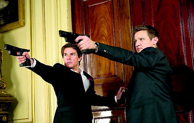 Tom Cruise junto a Jeremy Renner en una escena de la película. Acción, adrenalina, misterio y espionaje