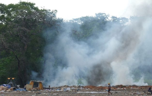 El fuego causó una enorme nube de humo tóxico. / Thays Domínguez Desconocidos prenden fuego al vertedero municipal de Chitré