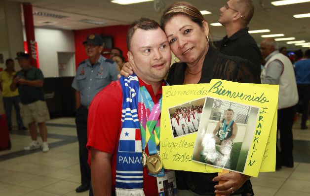 3. 'Chino' Franklin fue recibido por sus padres en el aeropuerto de Tocumen. Medallas ganadas con mucho sacrificio