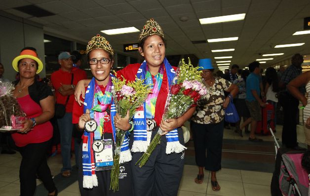 6. Estas dos princesas se robaron el "show" en la recepción. / Anayansi Gamez Medallas ganadas con mucho sacrificio