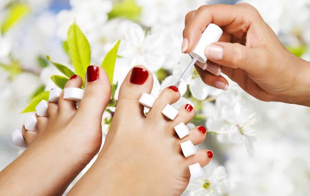 Apuesta por un esmalte de color llamativo o suave. / Archivo Prepara los pies para las sandalias