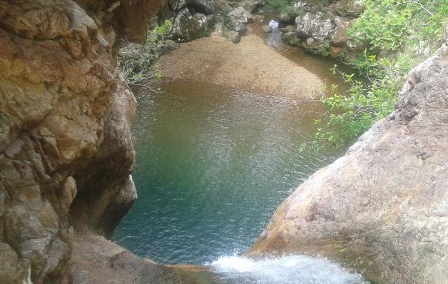 El charco de aguas de color verde es más pequeño. / Pablo Castillo Charco Azul, hermoso lugar en las montañas de Chame