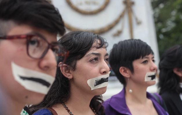 Un grupo de periodistas también exigen justicia. / EFE Padres de los desaparecidos anuncian huelga de hambre