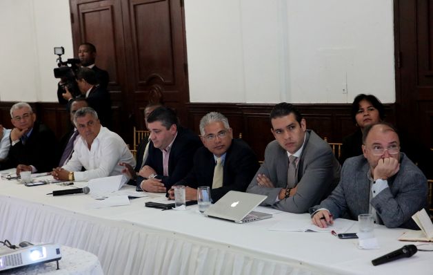 Reunión entre el presidente de la República, Juan Carlos Varela; alcaldes, representantes y diputados de la Comisión de Asuntos Municipales, en la que abordaron el tema de la descentralización en Panamá. / Archivo Panamá no está preparada para la descentralización