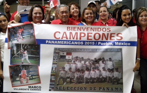 Familias enteras recibieron a los campeones panamericanos. / Anayanasi Gamez Recibimiento de altura