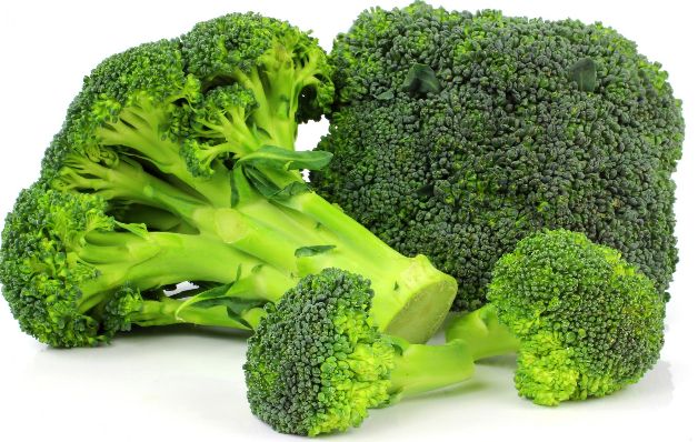 Uno de los alimentos que trae más beneficios al organismo es el brócoli. Previene el cáncer de mama, de útero, de próstata y de órganos internos como hígado, colon, riñones e intestinos. Tiene importantes propiedades anticancerígenas, que se potencian con su contenido de vitamina A, C y E, aminoácidos, zinc y potasio. Sus propiedades antioxidantes ayudan a eliminar las toxinas, los radicales libres y el ácido úrico, purificando la sangre y la piel. Como es antioxidante, y además posee vitamina E, B, A, K y ácidos grasos omega-3, este alimento ayuda a tener la piel mucho más atractiva, joven, suave y brillante. Vegetales horneados