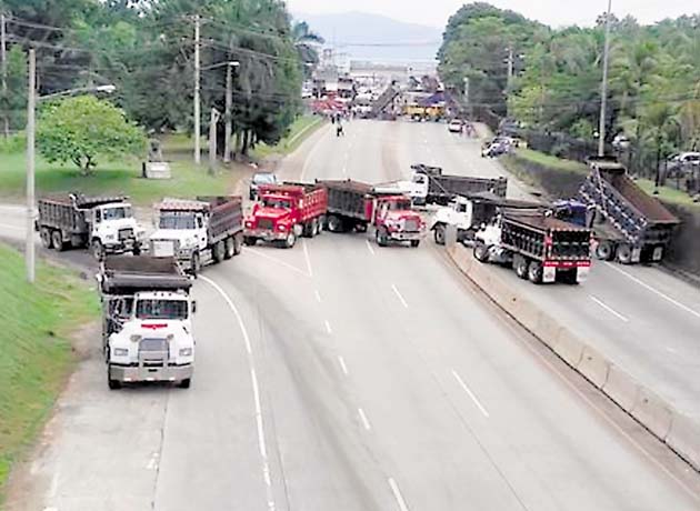 Cierre de la vía Tocumen por camioneros afectó vuelos.