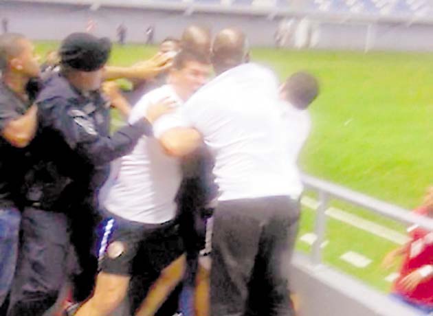 Duelo en las gradas.