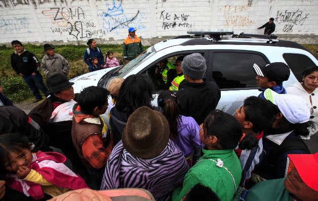 Pobladores de El Lasso buscan transporte para llegar a los refugios. / EFE Ecuador, en emergencia por actividad del volcán Cotopaxi