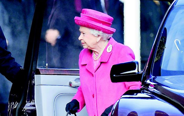 Puede conducir sin una placa en su carro. / Archivo Curiosidades de la reina de Inglaterra