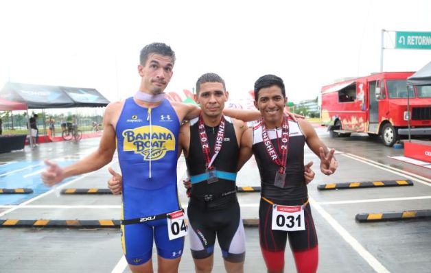 Cristopher Jurado (centro) La lluvia no detuvo a Rojas