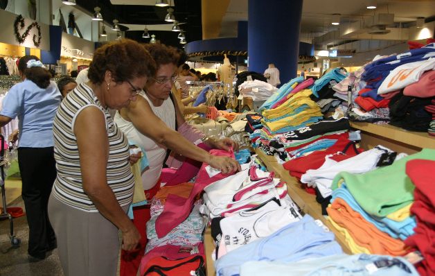 De acuerdo con la Dirección General de Sedes de Empresas Multinacionales, actualmente hay unas 110 empresas de marcas internacionales registradas en el país, lo que hace que el consumidor panameño esté constantemente expuesto a las publicidades, ofertas de las tiendas y almacenes, por lo que los usuarios deben ser inteligentes al organizar sus finanzas. Consejos básicos para ahorrar el dinero extra