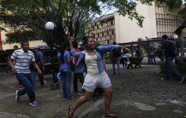 Estudiantes enfrentaron a la policía con piedras y otros objetos. / Edwin González Antimotines frenan protesta universitaria