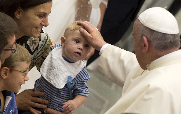 El papa Francisco dándole la bendición a un pequeño.