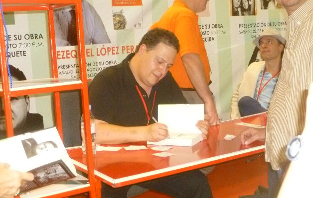 Juan Pablo Escobar dedicó libros por horas. La fila era grandísima. / Rosalina Orocú Mojica Se ha jugado la vida en el periodismo