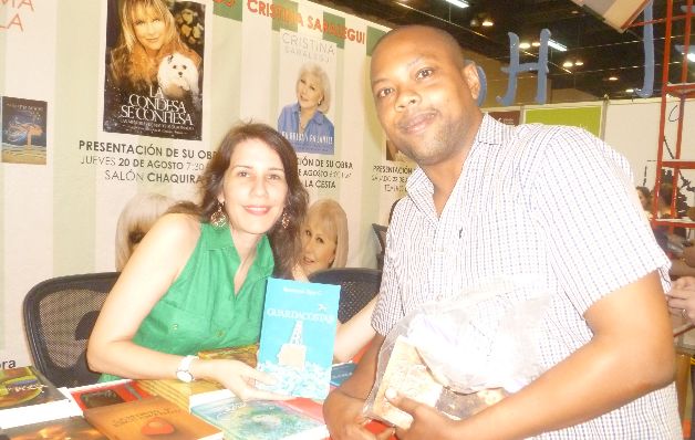 Rosa María Tapia. Su libro "Guardacostas" se vende muy bien. / Rosalina Orocú Mojica Se ha jugado la vida en el periodismo