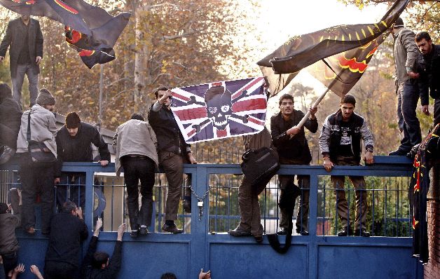 Varios estudiantes iraníes en 2011 trataron de penetrar en la embajada británica. / EFE Irán y Reino Unido retoman sus relaciones diplomáticas