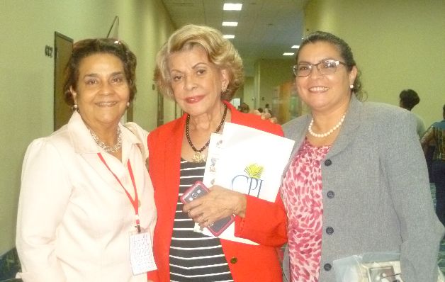 María Magela Brenes, Rosa María Britton y Briseida Bloise. / Rosalina Orocú Mojica César Young Núñez, maestro de la poesía