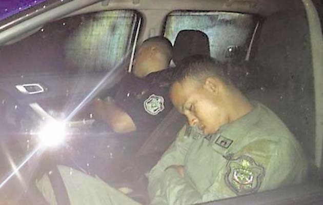 Algunos policías duermen, mientras el crimen azota al país