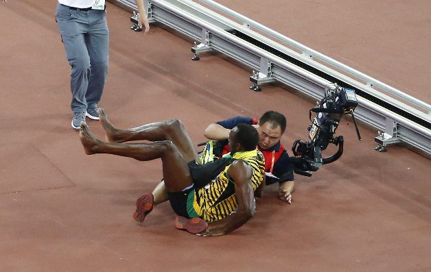 La caída fue aparatosa. / EFE Bolt cayó en el Nido de Pájaro