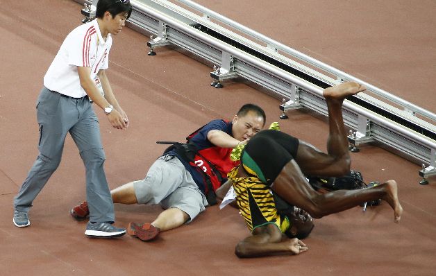 Bolt rompió caída, luego de sentir el golpe. / EFE Bolt cayó en el Nido de Pájaro