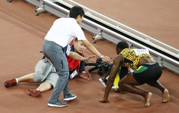 La ayuda llegó rápido. / EFE Bolt cayó en el Nido de Pájaro