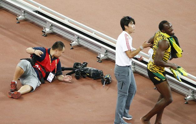 Al final, Bolt se levantó reído del accidente. / EFE Bolt cayó en el Nido de Pájaro