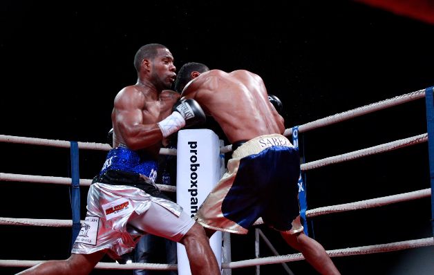 "El Invisible" (izq.) ganó su último duelo por nocaut técnico. / Anayansi Gamez Entre el boxeo y canciones de amor