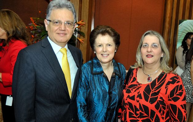 3. Anaximedes Cedeño, Aurora Eleta y Angela Russo. Gala de premios Fernando Eleta