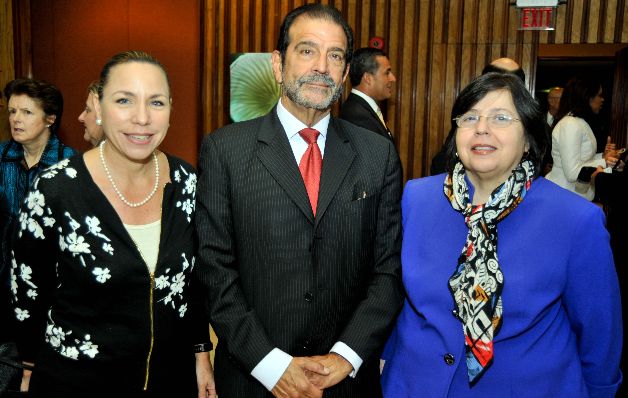 5. Mercedes Morris, Roberto Brenes y Gina Montiel. 6. Estela Villarreal, Jorge Tzortzatos y Laura Puerta. Gala de premios Fernando Eleta