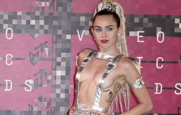 Cyrus sorprendió con "top" de tiras plateadas en premios MTV. Así se vivieron los MTV 2015