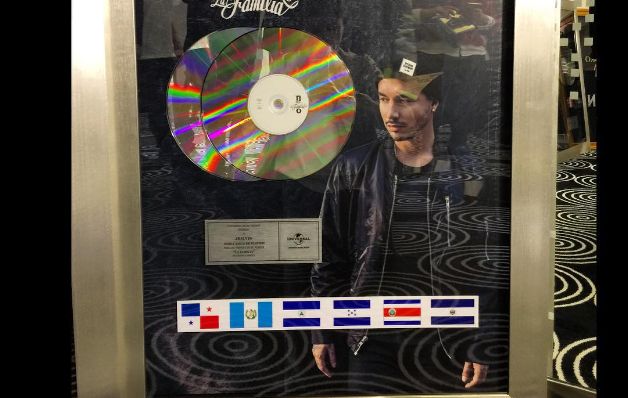 Nuestra tricolor, mal puesta en galardón