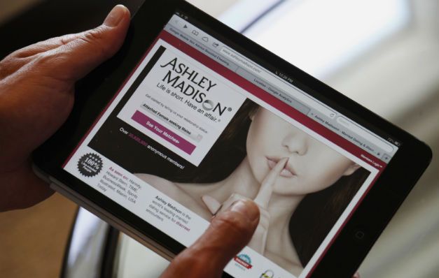 Fuga de información de un portal web de infieles provoca dos suicidios