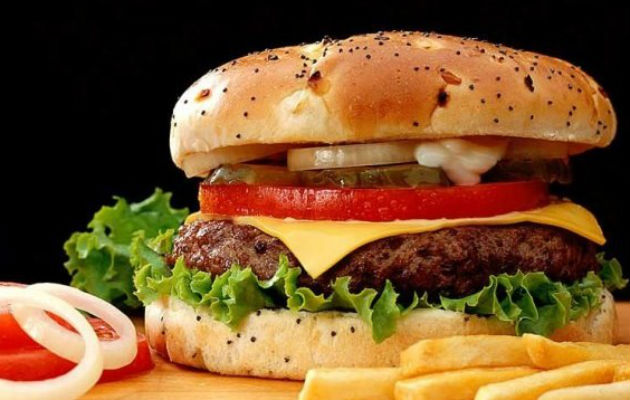 No debe comerse en plato y con cubiertos. Foto/ EFE