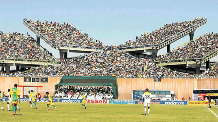 Estadio Mmabatho – Sudáfrica: Este escenario desafía lo tradicional, ya que las gradas del estadio están en geometría con el terreno de juego, todo esto en un rombo.