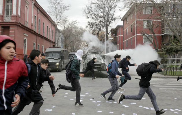 Manifestantes se enfrentan con la policía. Foto/ EFE