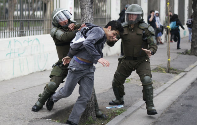 La policía antidisturbios detiene a estudiante.Foto/ EFE