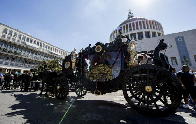 Carruaje que trasladó su cuerpo. Foto/ EFE
