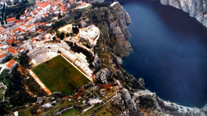 Estadio Gospin Dolac – Croacia: La ubicación de este estadio es impresionante, es un escenario deportivo con capacidad para cuatro mil espectadores y esta rodeado de montañas y ubicado en un precipicio con una caída de 500 metros.