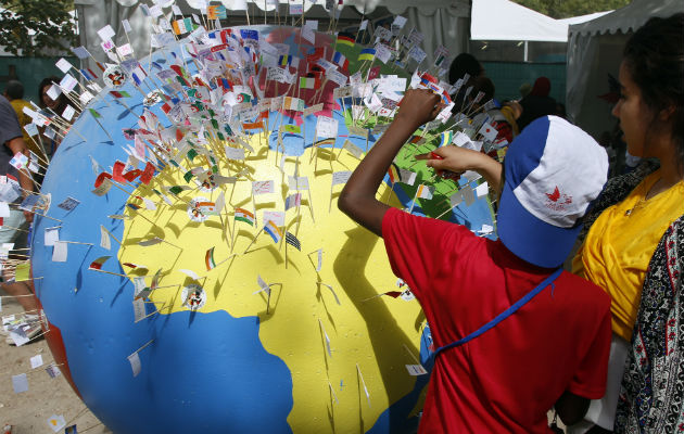 Ponen banderitas en un globo gigante. Foto/ AP