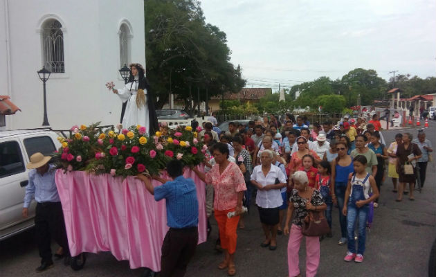 Algunas familias bajaron desde las montañas, para caminar la procesión. / Foto: Elena Valdez