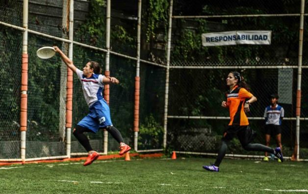 El Ultimate es un deporte de equipo que recoge elementos del fútbol, del baloncesto y del rugby, sustituyendo el balón por un disco volador. / Cortesía 'Ultimate', la nueva tendencia