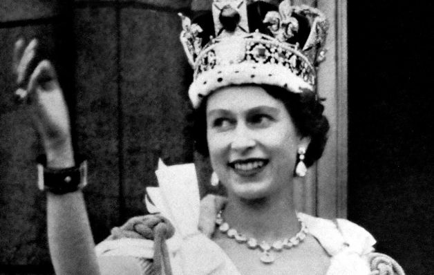 La coronación de Isabel II en 1953 fue televisada por la BBC. Isabel II, con el reinado más largo