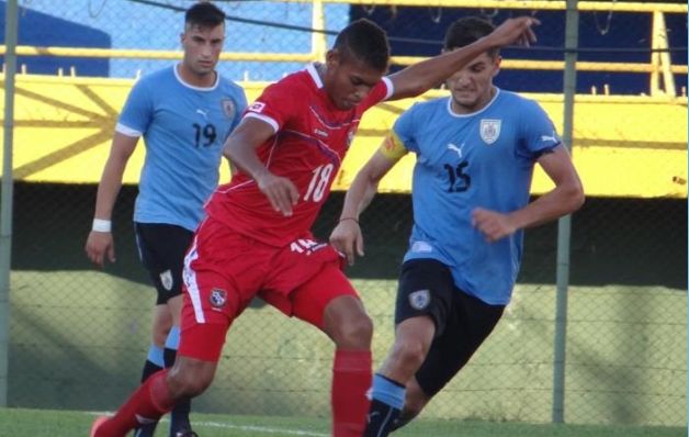 Ismael Díaz (rojo) estuvo en la Sub-20, que cayó 2-0 ante Uruguay. / Cortesía Las selecciones de Panamá y Uruguay jugarán un partido para la historia