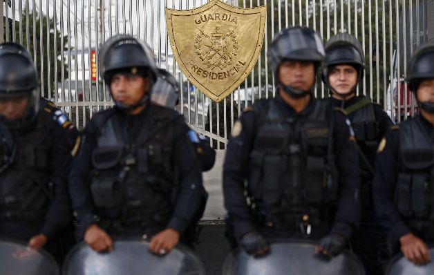 Un grupo de agentes custodia el cuartel militar de Matamoros. / AP Otto Pérez Molina niega su participación en 'La Línea'