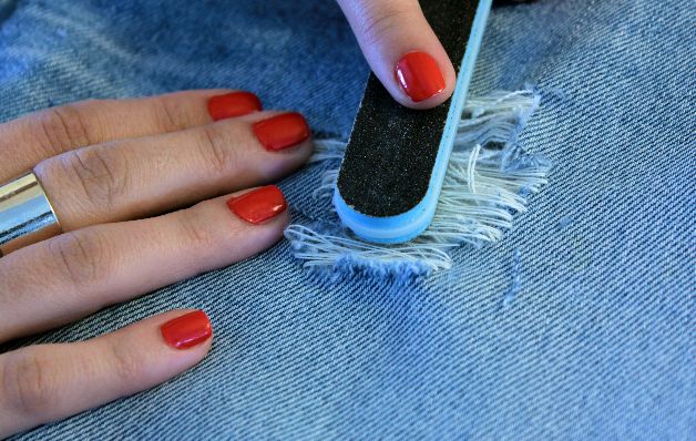 Una lima de uñas es también tu aliada. / Archivo Es fácil rasgar tus pantalones